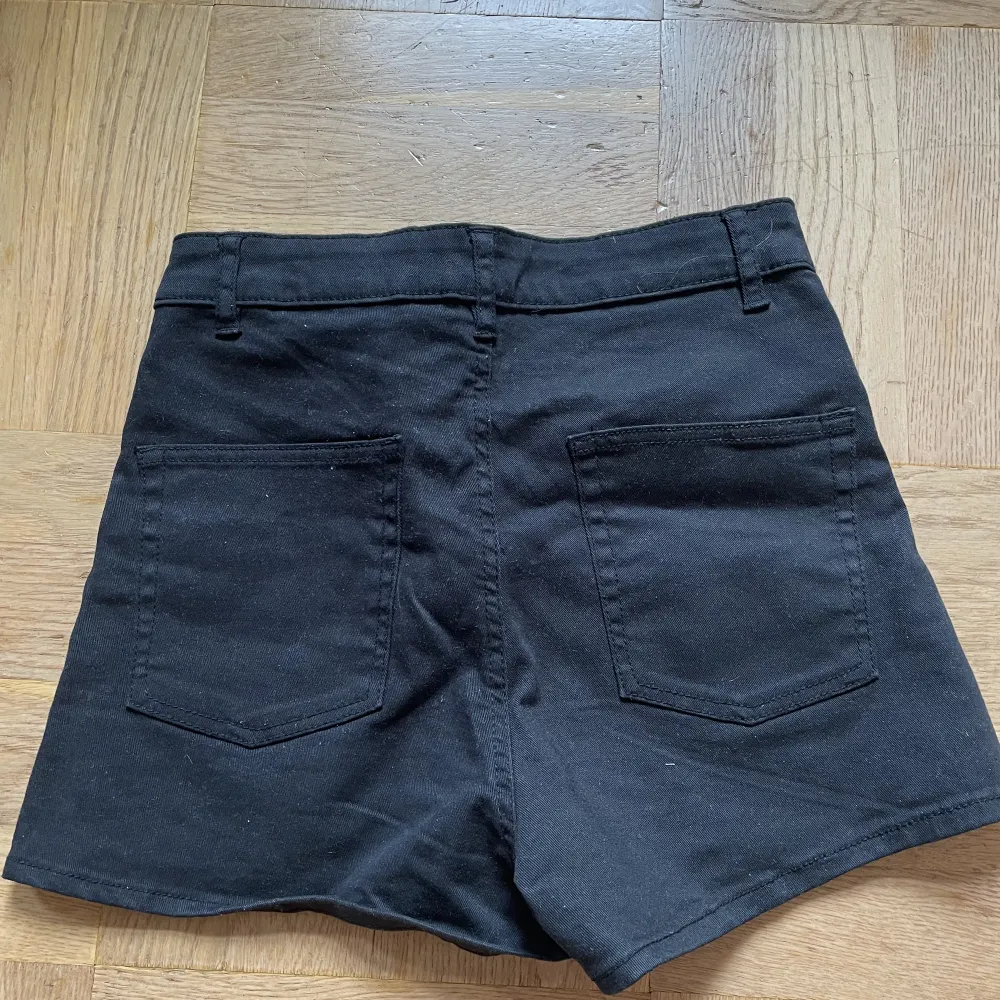 Svarta shorts från HM i storlek 36,  men små i storleken och passar XS. Shorts.