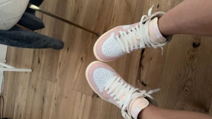 Nike Jordans ”washed pink” - Säljer mina nästan helt nya Jordans, köptes från footlocker i maj helt nya. Superfina, som sagt använda 2 gånger Max! Nypris 1800kr