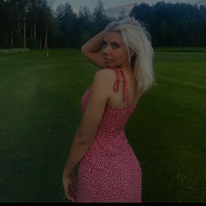 Röd blommig klänning - Hej! Säljer denna fina blommiga klänningen ifrån Nelly.com!😍