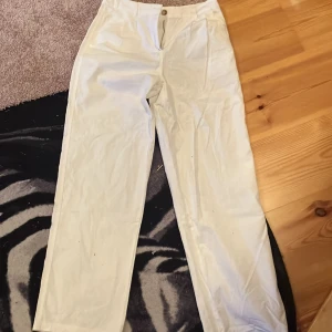 Vita byxor vida  - Vita byxor med raka vida ben i nyskick 