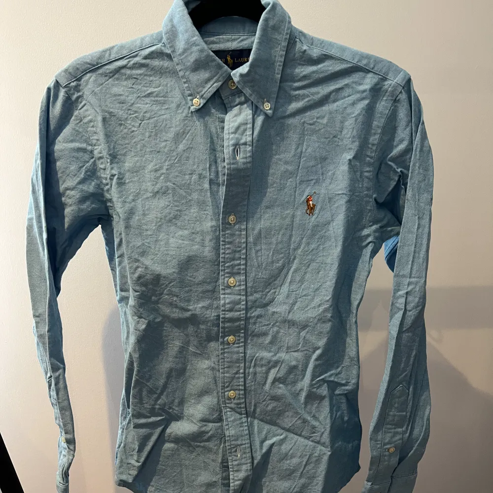 Blå långärmad skjorta ifrån Ralph Lauren  Endast prövad  Nypris 1400kr. Skick 10/10. Skjortor.