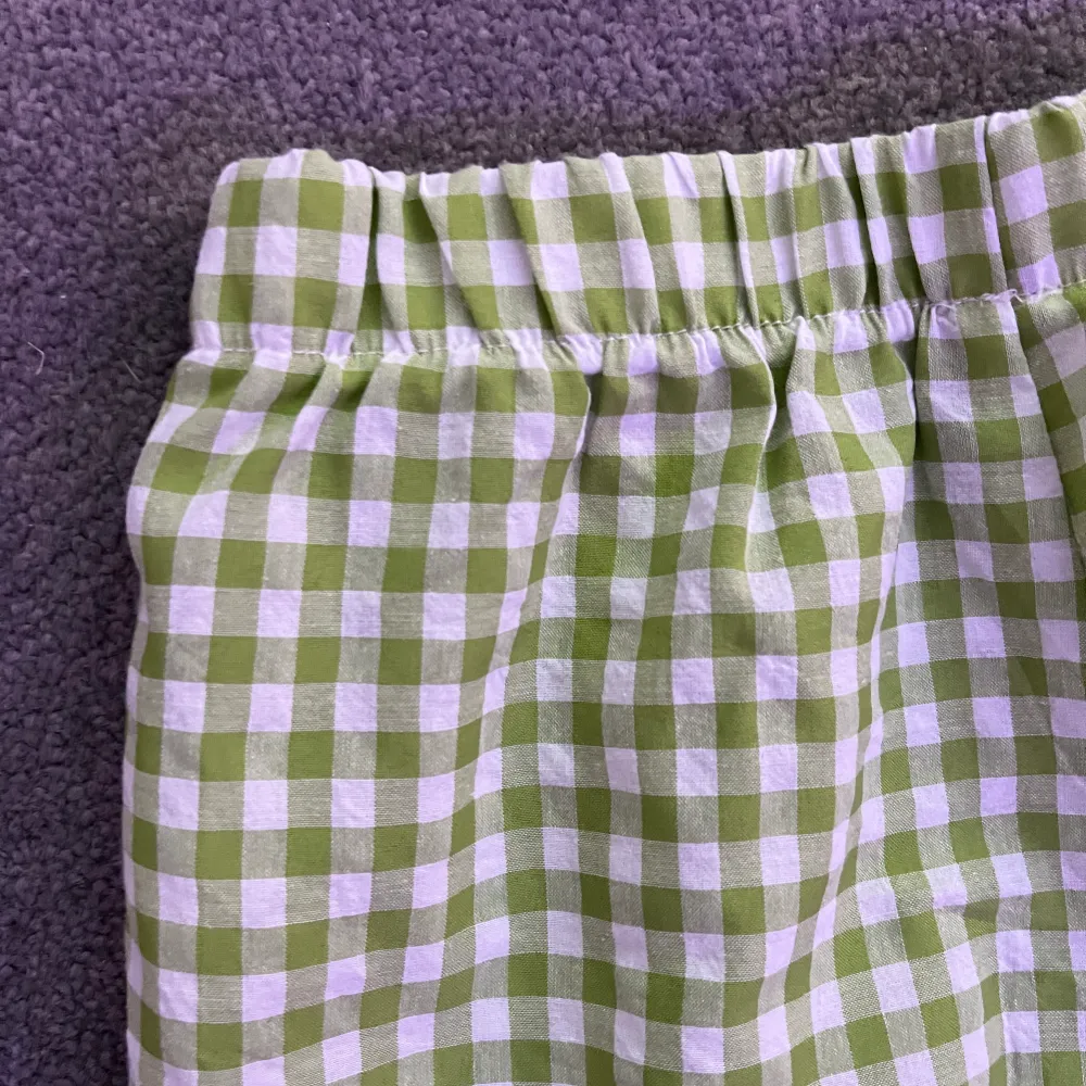 Grön rutiga byxor som kan användas som både pyjamas samt vardagliga byxor. Aldrig använda. Byxorna har resår runt midjan och raka ben. Inte särskilt stretchiga💚. Jeans & Byxor.