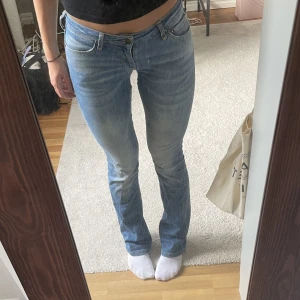 As snygga crocker jeans!!  - Lågmidjade utsvängda jeans ifrån crocker i modellen pep boot! Storlek 26/34💕jättesnygga och långa! säljer då de blivit lite för små för mig. 