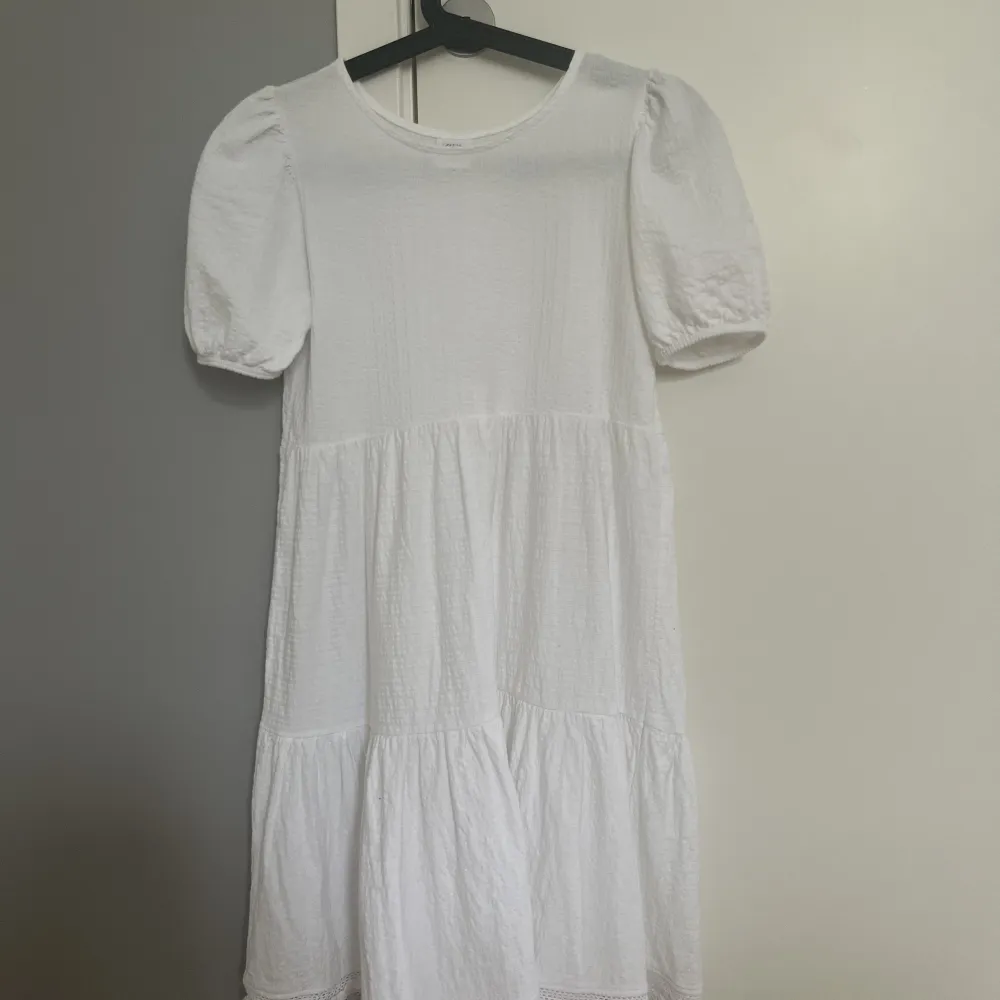 Vit zara klänning, använd 2 gnr Säljer då den är för liten Skriv för fler bilder eller frågor  Pris kan diskuteras vid snabbaffär . Klänningar.