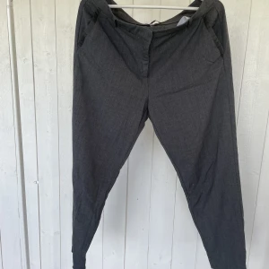 Kostymbyxor  - Ett par grå kostymbyxor.  Sitter väldigt skönt. 