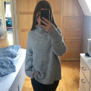 stickad tröja - Tröjan är använd fåtal gånger och är i bra skick. Den är ganska stor i storleken. Jag är ungefär 163 och tröjan är i xs. Skriv om funderingar kring plagget eller om fler bilder vid intresse.