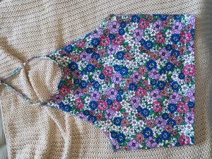 Blommig halterneck top från Bikbok🌸 - Så fin blomma halterneck från bikbok💜 tjockt och skönt material i hög kvalitet, använd en gång 💖