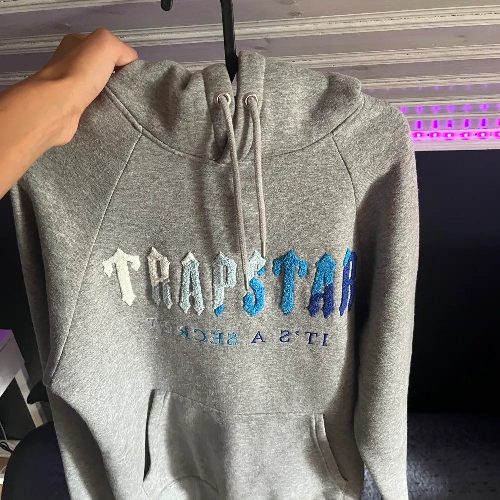 Säljer min trapstar hoodie inget fel på den säljer den för att den har blivit för liten. Storlek :S. Hoodies.