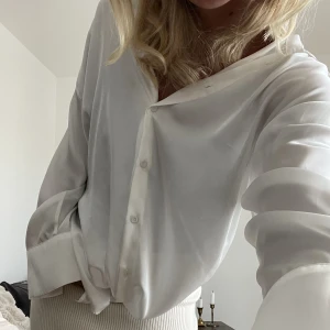 Silkes skjorta Zara - Vit jättefin, använd 2 gånger. Kommer tyvärr inte till användning. Storlek S men är ganska lång. Nypris 300 kr