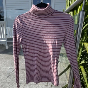Randig rosa tröja med polo krage - Jättefin tröja från bikbok i storlek s, knappast använd💗
