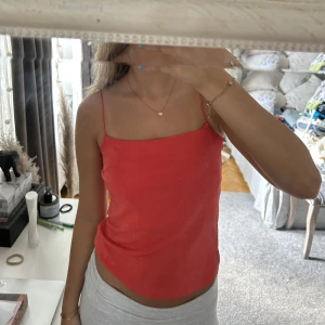 Topp - Röd topp som är lite glittrig i materialet från hm 