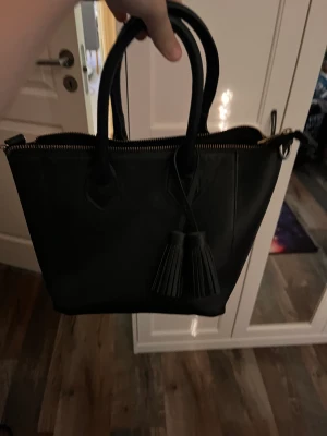 Väska  - En ganska gammal bästa som min mamma gav till mig, ganska bra skick o rätt liten snygg väska som köptes för 299kr