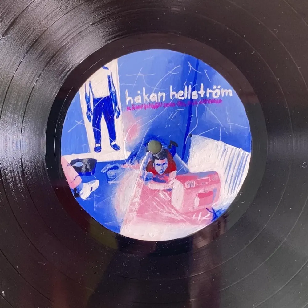 Gamla vinylskivor ommålade till Håkan Hellström-album 💿  Går att få med andra album också🫧  Har ett hål att hänga upp de på väggen med 🩶 . Övrigt.