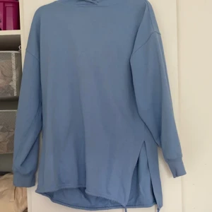 Lång hoodie? - Storlek M/L den är använd 1 gång så den är bra skick! 