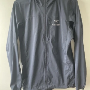 Arc’teryx jacka   - Arc’teryx vind jacka  Storlek: XS (funkar också för S)  Köpt i slutet av mars och används några få tal gånger sen dess.  Pris kan diskuteras 