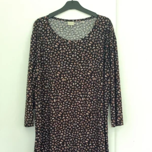 Klänning - Storlek L/M den är använd 2 gånger men är i bra skick! 