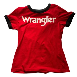Wrangler t shirt  - Jättesnygg wrangler t shirt som är lite för liten för mig!!! Bra skick 