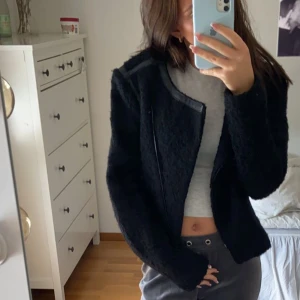 Jacka - En jätte fin jacka ifrån hm. Säljer då den inte kommer till användning länge💕