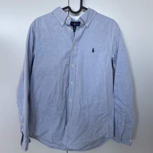 Säljer en ljusblå Ralph Lauren skjorta i storlek S. Den är i väldigt bra skick!