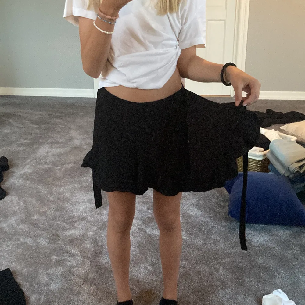 svart kjol bikbok, det är shorts men det syns ej. på mig är dem för små så därför är det ej jag på bilden. Shorts.