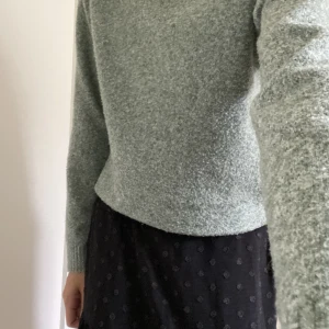 Stickad tröja  - Så fin grönaktig stickad tröja 