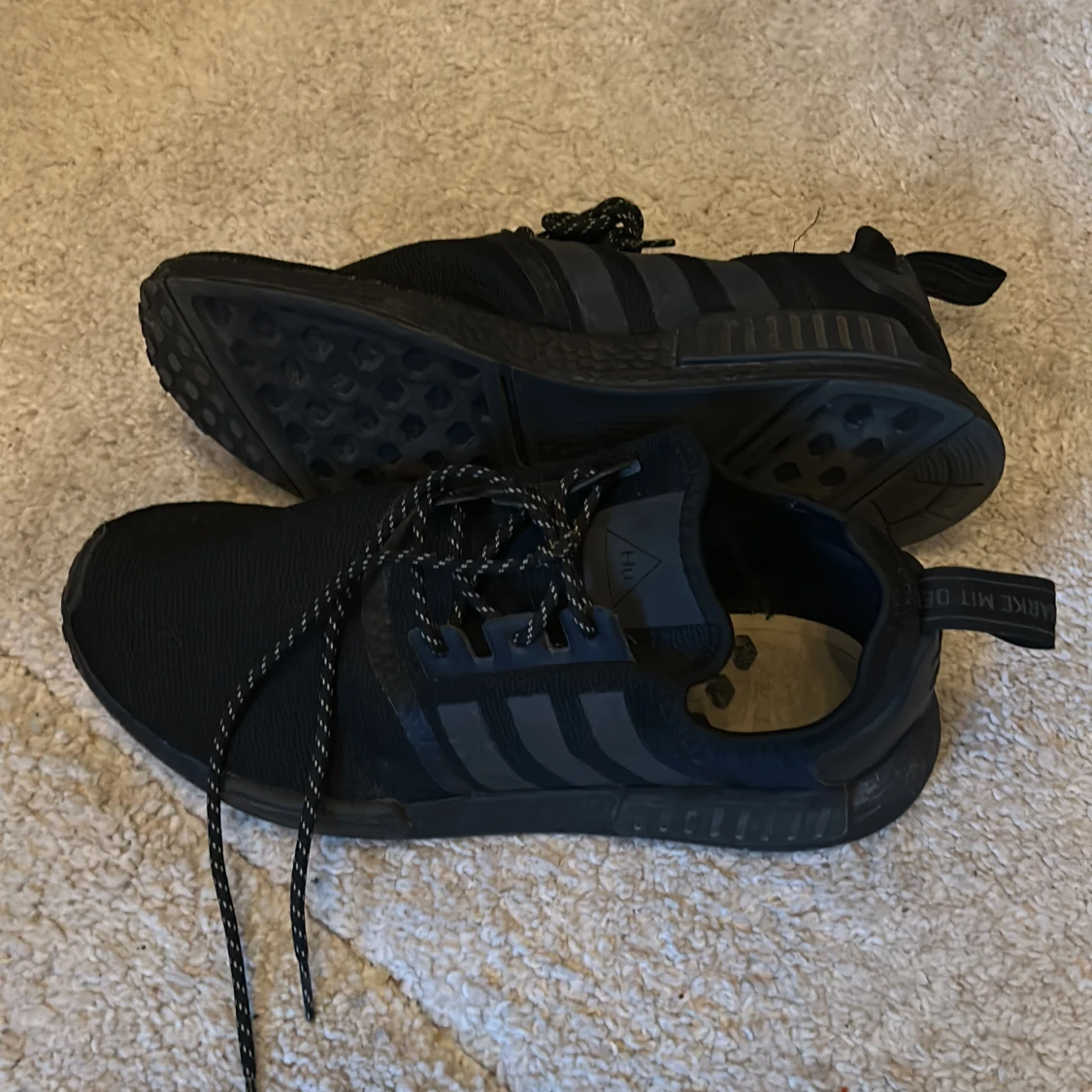 (44) NMD R1 Adidas