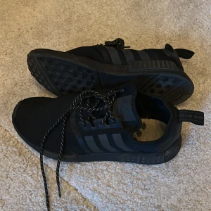 (44) NMD R1 Adidas - Knappast använda NMD_R1. Säljer då de inte passar min stil. Nypris: 1600kr
