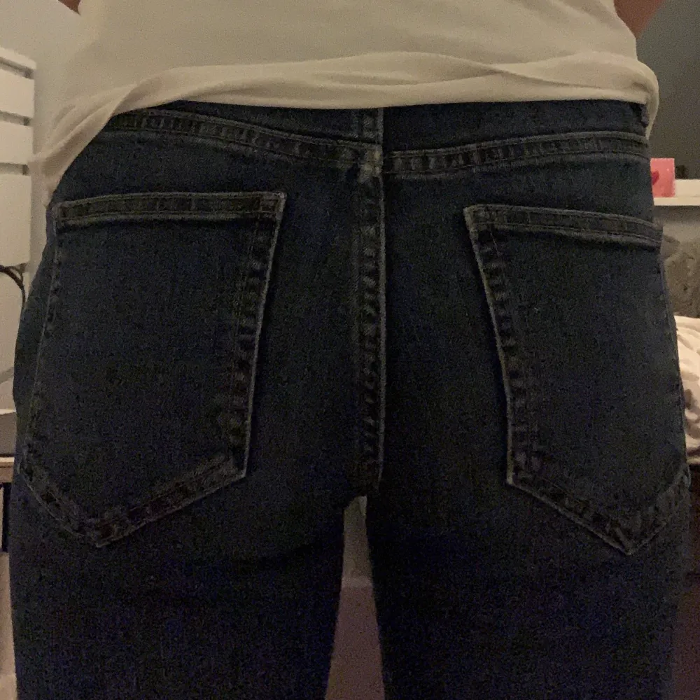 De är ett par mörkblåa Boot cut jeans från Lindex. Helt vanliga simpla fickor, använda ett flertal gånger men sitter nt riktigt som jag vill längre. Orginalpris 349kr. Jeans & Byxor.