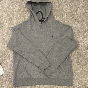 Polo Ralph lauren hoodie - Jätte fet polo Ralph lauren hoodie i storlek 18-20/S. Jätte bra skick bara använd ca 2-3 gånger.🔥 Pris:450 Storlek: 18-20/S Skick: 10/10