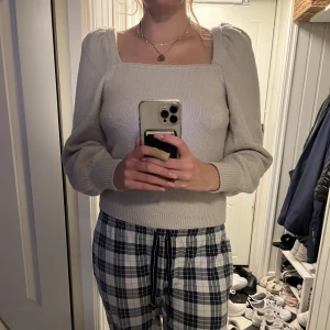 Tröja med puffärm  - Jag säljer min stickade tröja ifrån H&M. Den är beige och har puffärm, otroligt fin men kommer tyvärr inte till användning hos mig längre. Tröjan är i storlek M och är i bra skick! 