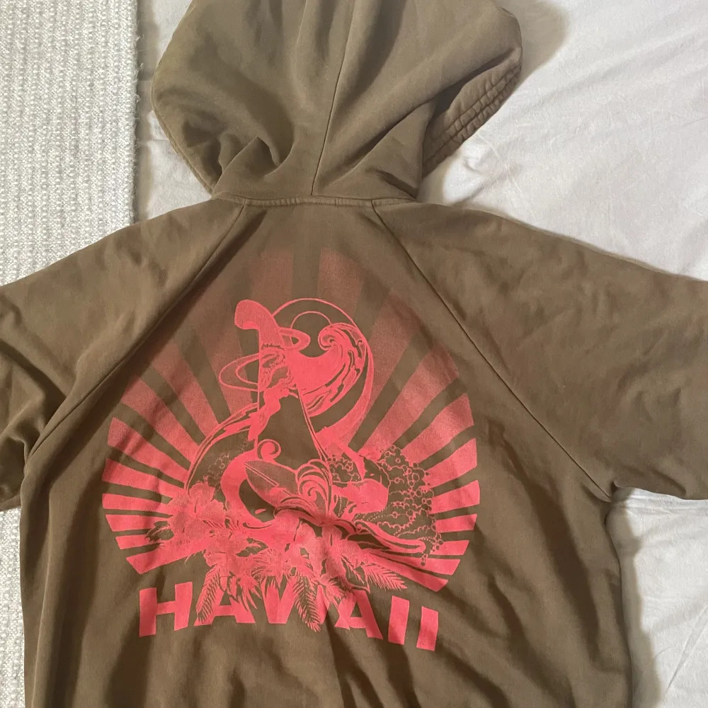 Hoodie med dries van notens ”hawaii” print, size small, passar även medium. Hoodies.