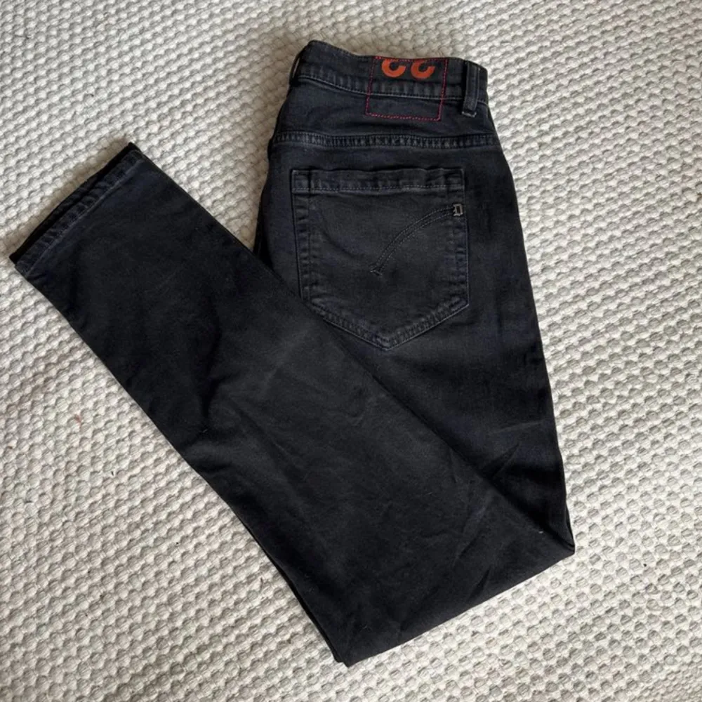 Dondup jeans i nyskick, knappt använda. Kan pruta vid snabb affär. Ny pris cirka 3500kr. Skriv vid frågor eller funderingar.. Jeans & Byxor.