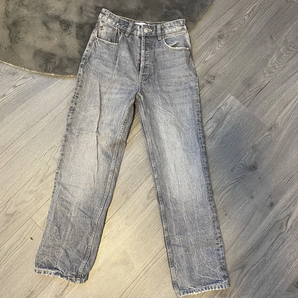 Hej! Jag säljer dessa högmidjade jeans ifrån Zara. Storlek 34/Xs. . Jeans & Byxor.