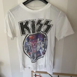 T-shirt med tryck - T-shirt med coolt tryck från Gina tricot😎🎸🤘