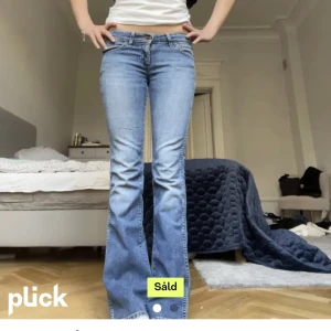 Jeans  - Säljer dessa supersnygga jeans från wrangler, köpta här på plick med passade inte💗 bilderna är från förra säljaren🫶🏼