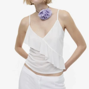 Vit topp  - Helt nytt linne från hm som passar till de mesta. Storlek M men passar även S, prislapp kvar. Slutsålt på hemsidan💞