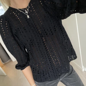 Topp  - Såå fin topp/blus från Kappahl, storlek L men tycker absolut inte den motsvarar det, skulle mer säga xs-s