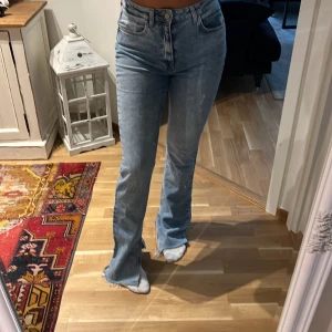 Jenas  - Dom är använda men fortfarande i bra skick dom är luftiga av sig och jätte sköna super fina men för långa på mig är 167 cm