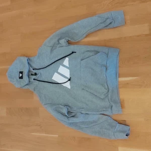 Adidas Hoodie - Grå adidas hoodie med logga storlek S (Small) Nypris ca. 600kr Säljer för 150 eller bästa bud. Helt fläckfri, inga defekter.