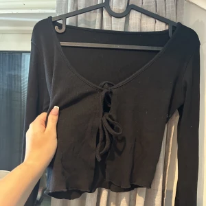 Svart topp - svart gullig topp me snörning xs-s anvönd 1 ggn