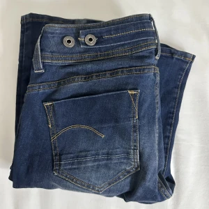 Jeans low waist mörk blå - Låg midjade jeans i bra skick Midja: 38 cm Innerbenslängd: 72 cm