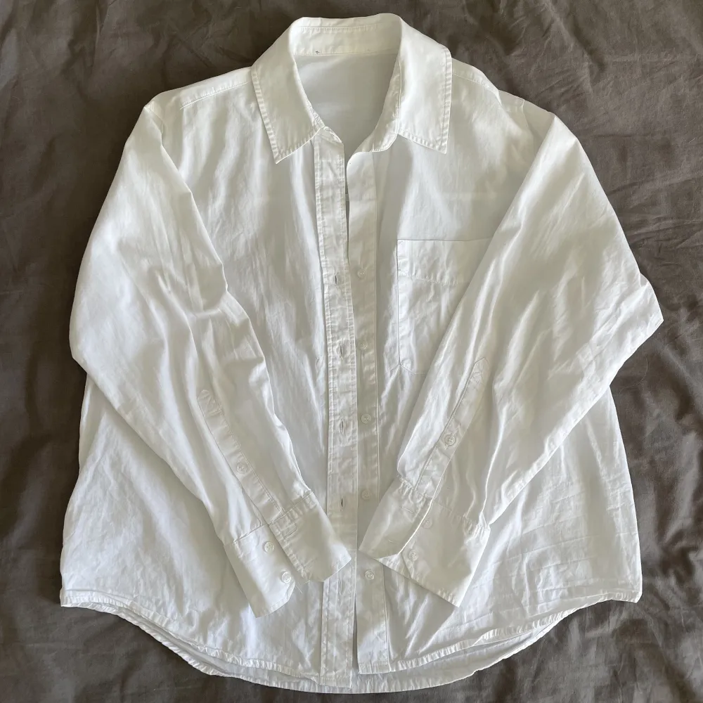 Säljer denna väldigt bekväma skjorta då den inte längre kommer till användning! Den är inköpt från Zara för 300kr, den är i superbra skick då den endast är använd ett fåtal gånger. Använd gärna köp nu om du vill ha den! Priset kan även diskuteras.. Skjortor.