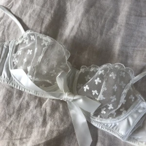 Intimissimi bh - ALDRIG ANVÄND🌸 Superfin bh utan vaddering från intimissimi. Mönster i rosett med bakgrund i mesh🎀Storlek: 75B. Prislapp kvar! Ordinarie pris: 399
