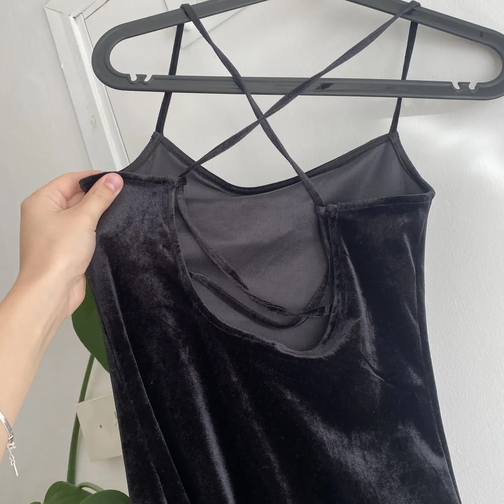 Svart miniklänning ifrån H&M i storlek xs!! Aldrig använd, har endast hängt i garderoben! Köparen står för frakten! Använd gärna ” köp nu ”🖤. Klänningar.