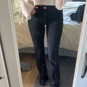 Super fina jeans💕🥰 - Säljer dessa fina utsvängda jeans från gina då dessa ej kommer till användning💕🥰