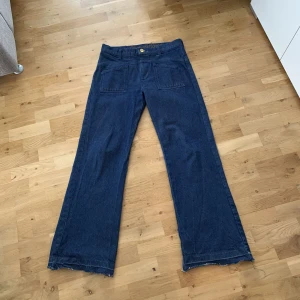 Wrangler flared jeans - Ett par riktigt snygga flared jeans som Wrangler släppte med artisten Leon Bridges. I bra skick dock lite slitna längst ner, dem kostar ca 1100 kr nya. Dem är storlek 32/32 men har sprättat upp dem längst ner så dem e lite längre, mer som 34 i längd.