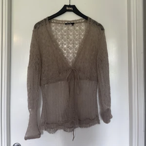 Kofta - Väldigt snygg trendig kofta i mjukt material st 40 men skulle påstå att den fungerar för 36+