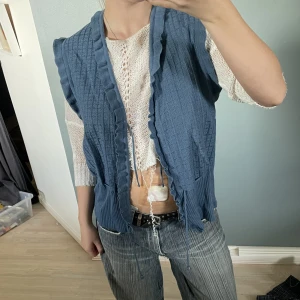 Blå väst vintage  - Blå väst  Storlek 48. Jag som har på mig plagget på bilden har normalt 36/38  Bra skick 
