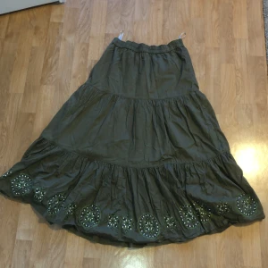 Kjol - Lång kjol i bra skick  Två lager, det är underkjol isytt 100% bomull Köpte den på second hand men har aldrig använt själv  90cm lång 