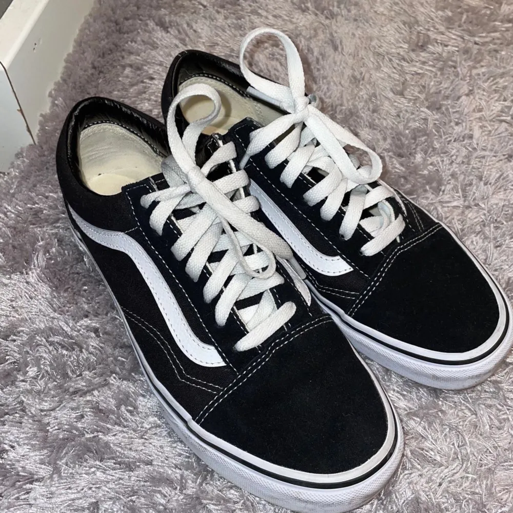 Säljer mina vans skor för 400kr. Inte använda alls pris kan diskuteras. Storlek 37❤️. Skor.